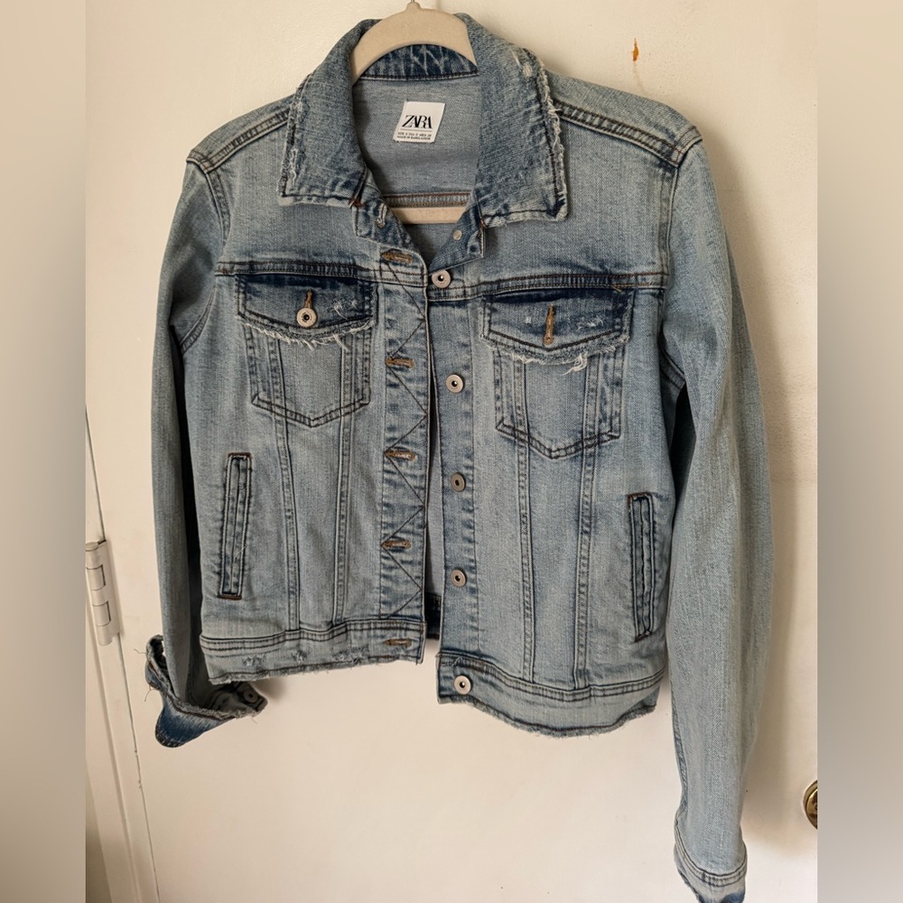 Zara Women’s Light Wash Distressed Denim Jacket – Size Small